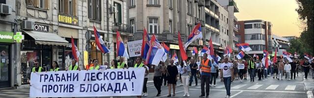 Simpatizeri i članovi SNS šetali kroz centar Leskovca protiv blokada