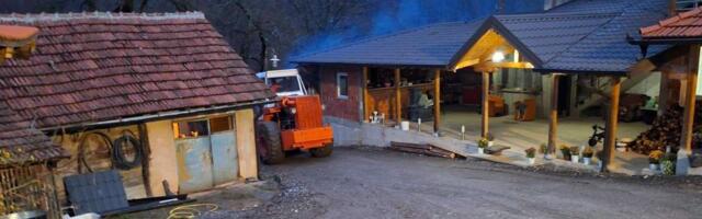 PANTOVIĆI SAMI NASULI PUT DO SVOJE KUĆE, SAD ČEKAJU ASFALT! Završili škole, ali iz svog Arilja ne idu nikud! Odlučili da ostanu i žive u svom selu (FOTO)