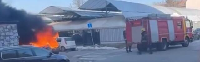 DRAMA U ŠAPCU: Zapalio se automobil na pijaci, nadvio se gust crni dim (VIDEO)
