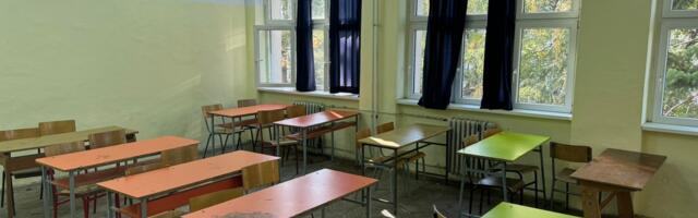 U Jovinoj gimnaziji informatiku predaje osoba koja ne zna srpski, u leskovačkoj profesorka upisuje časove koje nije održala