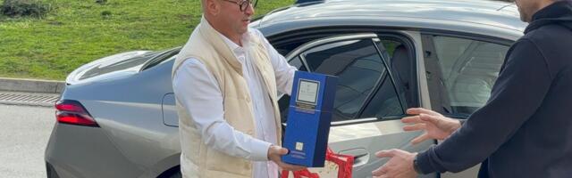 Đanija dovezao sin u mašini od 120.000 evra, on pomenuo koleginicu: Karleuši doneo poklon od 1.000 evra