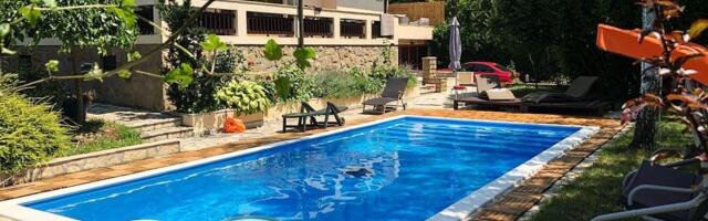 Naš glumac iznajmljuje luks vilu za 250 evra na dan: Zavirite u dvorište sa bazenom i dnevnu sobu sa kaminom