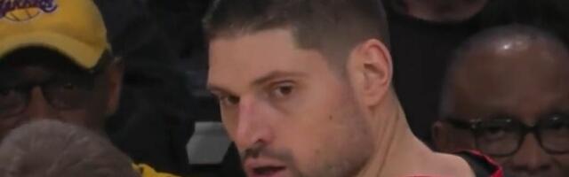 Nikola Vučević sa dresom Crvene zvezde: Veliki "zvezdaš" rame uz rame sa srpskim reprezentativcem