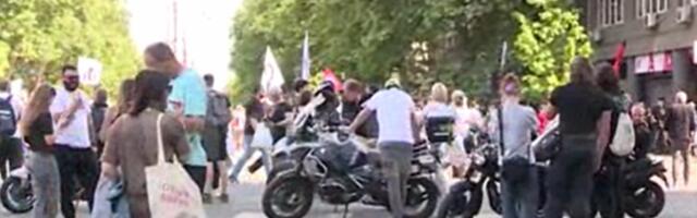 OGLASIO SE ANS O BRUTALNOM NAPADU NA EKIPU INFORMERA NA SLAVIJI: "Zahtevamo od nadležnih organa da hitno identifikuju i sankcionišu sve vinovnike ovog incidenta!"