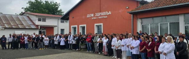 SRBI NE ODUSTAJU: Nastavljeni mirni protesti ispred institucija u opštini Gračanica zbog hapšenja direktora