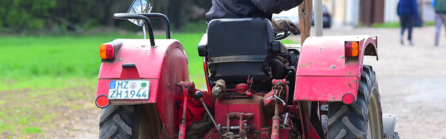 Kupio Mujo traktor, Haso to primetio, te ga upita...