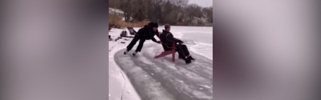 ŠOU Gurao ga po zaleđenom jezeru- upao u vodu (VIDEO)