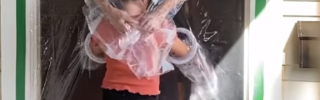 Devojčica izmislila "zavesu za grljenje", dirljiv susret mami najlepše emocije (VIDEO)