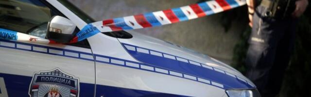 JEZIVA FOTOGRAFIJA SMRSKANOG BMW-A! Nadomak Sremske Kamenice udario u banderu pa završio PREVRNUT NA BOK