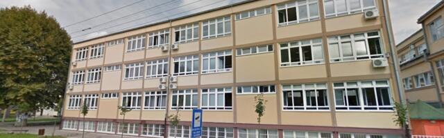 Učenici gimnazije u Bačkoj Palanci sprečili v.d. direktora da uđe u školu