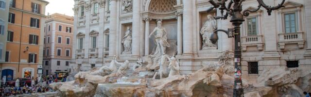 Bacanje novčića u Fontanu di Trevi sada se naplaćuje 2 evra: Turisti i dalje ignorišu pravila