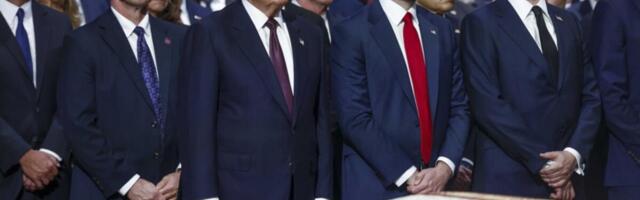DA LI JE OVO REALNO?! Nacija zgrožena Trampovim ponašanjem na sahrani - "OVO JE ČOVEK KOJI DRŽI NUKLEARNE KODOVE"