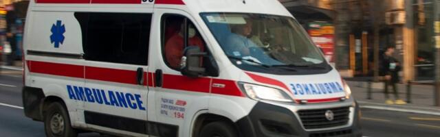 Vozilo Hitne sletelo s puta i zakucalo se u ogradu kod škole