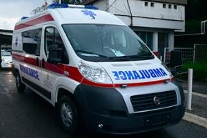 Аутомобил налетео на жену у Земуну док је стајала на тротоару