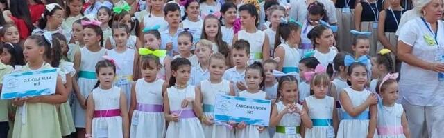Dečiji hor „Čarobna nota“ nastupa kod niške Tvrđave na Svetski dan muzike