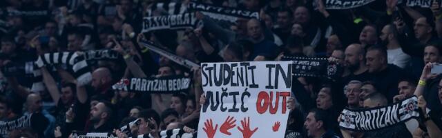 Navijač Partizana koji je podigao transparent protiv Vučića: Nećemo dozvoliti da plaćeni kriminalaci maltretiraju ljude po hali