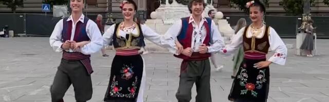 Belgijanac igra srpsko kolo usred Knez Mihailove: Obukao našu nošnju, a Srbi ga uče korake (VIDEO)