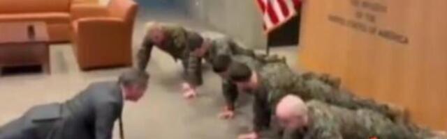 AMBASADOR SAD IZGLEDA KAO ZVER U 52. GODINI: Majk Volc se bacio na zemlju i kao LUD radio sklekove sa marincima!