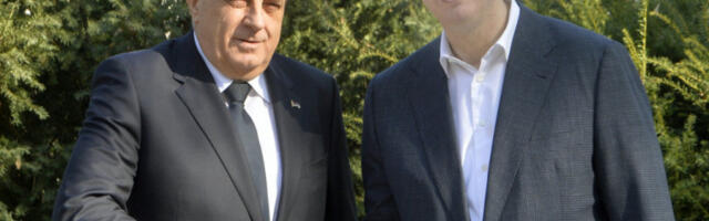 VUČIĆ STIGAO NA SAHRANU DODIKOVE MAJKE! Predsednik došao da pruži podršku u najtežim trenucima!