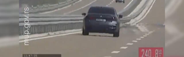 (VIDEO) POGLEDAJTE SNIMAK OD KOJEG SE DIŽE KOSA NA GLAVI! Policija snimila zastrašujuću vožnju na putu, divljao 241 km na sat, usledila POTERA