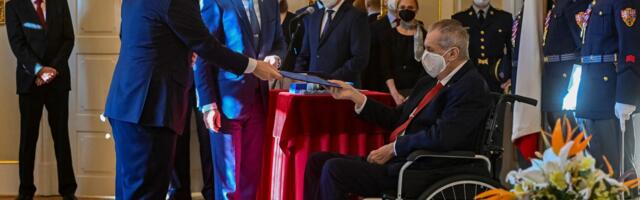 Zeman za obaveznu vakcinaciju Čeha, ali i o naredbi lekara da prestane da pije