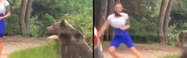Pokušala da uhvati selfi sa medvedom kraj puta i zamalo platila glavom