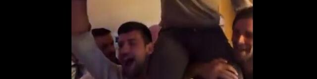 Ludo slavlje Đokovića, Novak i Marko nose Đorđa (VIDEO)