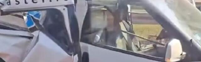 Sudar u Zemunu: Auto smrskan, ima povređenih (VIDEO)