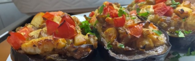 Patlidžan punjen piletinom i povrćem zapečen u rerni
