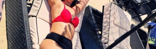 Ljudi se šokiraju kada čuju koliko godina ima: Pevačica pozirala polugola (FOTO)