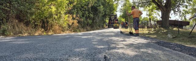 Počelo asfaltiranje ulica u Dobrači (FOTO)