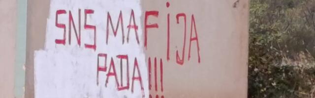 Grafiti protiv SNS-a u Gornjem Vrtogošu FOTO