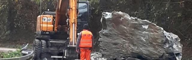 Tragedija izbegnuta za dlaku! Strašan prizor kod Vlasotinca: Odlomila se ogromna stena, sreća sačuvala vozače