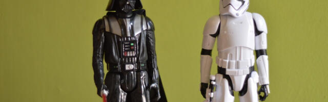 Меморабилије из филмова Ратови звезда и Виловко на аукцији у Лондону