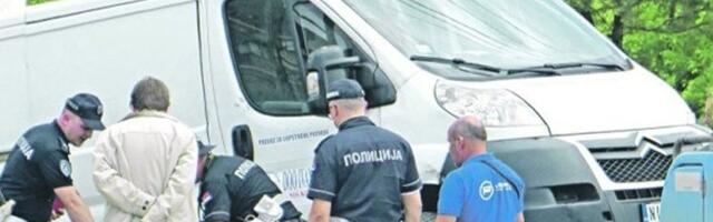Užas: Mrtav muškarac nađen u kombiju pored puta