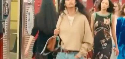 Na mestu gde ju je slučajno otkrio modni skaut, otvorila modnu reviju najvećeg svetskog brenda (VIDEO)