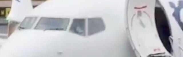 HAOS U BRITANIJI! Avoin se zakucao u cisternu, putnici hitno evakuisani! (VIDEO)