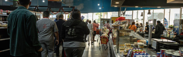 Становници Каракаса масовно купују намирнице због неизвесности у земљи