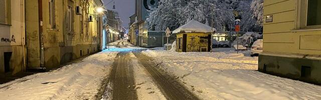 Saobraćaj u Novom Sadu: Sneg pravi probleme vozačima