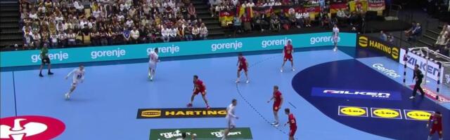 Bizarna situacija na EP: Sudije se zbunile i ubacile pogrešnu loptu u igru!