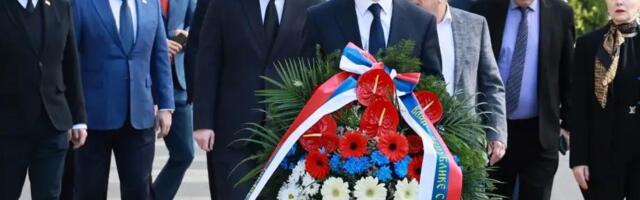 VLADA SRBIJE: Premijer Macut i članovi vlade položili venac na mestu atentata na Zorana Đinđića