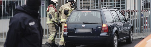 Automobil se zakucao u ogradu kancelarije Angele Merkel (VIDEO)