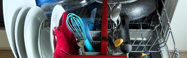Znate li čemu zapravo služi donja korpa mašine za pranje sudova? Neki ljudi je pogrešno koriste