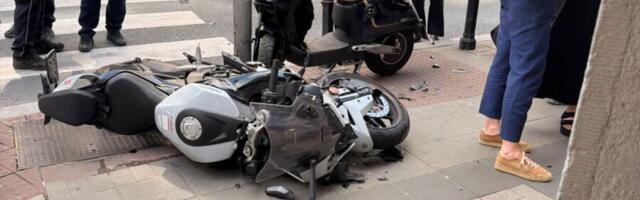 SAOBRAĆAJKA U CENTU BEOGRADA, AUTO POKOSIO DVA MOTORA: Povređeni leže na trotoaru, stigla i policija (foto)