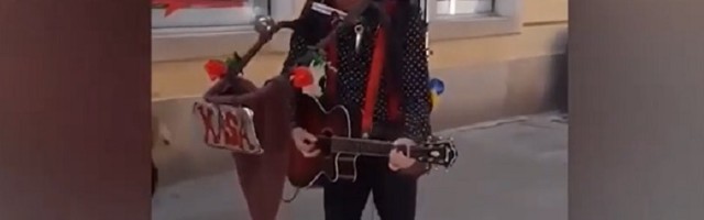 Ulični svirač u Knezu kakav se retko sreće (VIDEO)