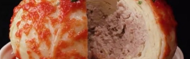Kuvana glavica kupusa punjena mlevenim mesom
