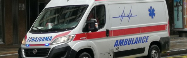 Dečak pao sa drveta, bez svesti ležao na zemlji