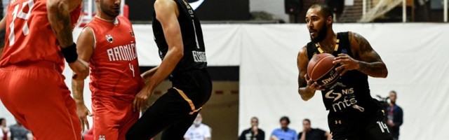 Partizan od minus 13 do rutinske pobede: Crno-beli se mučili dve četvrtine, pa bez centra pregazili Radnički