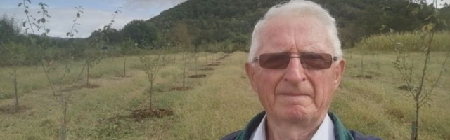 DIPLOMATSKI PROTOKOL ZAMENIO KAZANOM ZA RAKIJU:  Živadin Jovanović, bivši ambasador, dane provodi u rodnom Opariću
