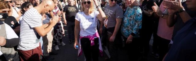 Ćacilend OGRAĐEN: Policija nije dozvolila Dijani Hrki da prođe do Skupštine (VIDEO)